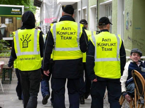 Droit au logement in Berlin. Anti-Konflikt-Team bei Demonstration für das Recht auf Wohnen. Foto: Matthias Coers zweischritte.berlin