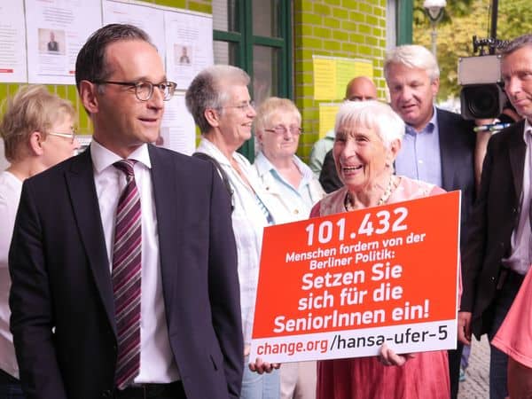 Foto: Matthias Coers zweischritte.berlin coersvideo. Justizminister Heiko Maas mit den Mieter_innen vom Hansa-Ufer 5