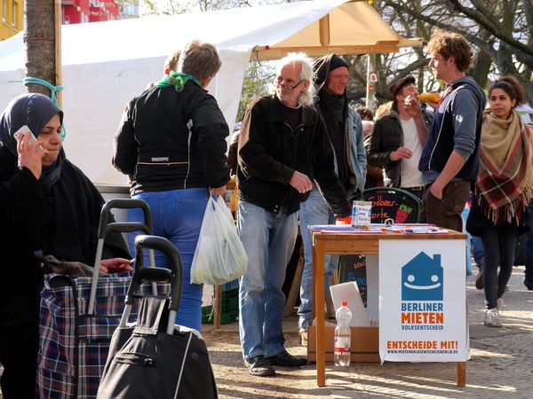 Sammeln für den Berliner Mietenvolksentscheid. Foto: Matthias Coers zweischritte.berlin