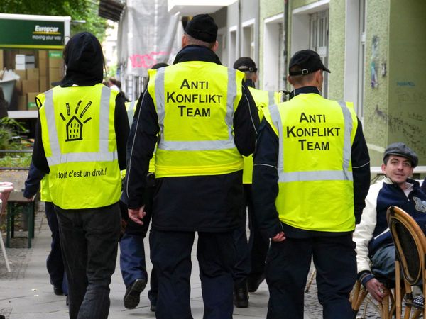 Droit au logement in Berlin. Anti-Konflikt-Team bei Demonstration für das Recht auf Wohnen. Foto: Matthias Coers zweischritte.berlin