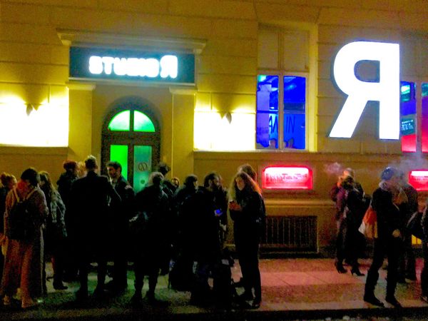 Im Studio Я des Maxim-Gorki-Theaters mit Imre Azem. Foto: Matthias Coers zweischritte.berlin