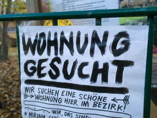 Wohnung gesucht. Wohnungssuche. Foto von Matthias Coers, publiziert im MieterEcho. zweischritte.berlin