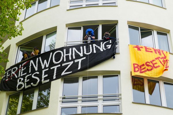 Foto: Matthias Coers zweischritte.berlin coersvideo | Ferienwohnung besetzt, Maybachufer 19