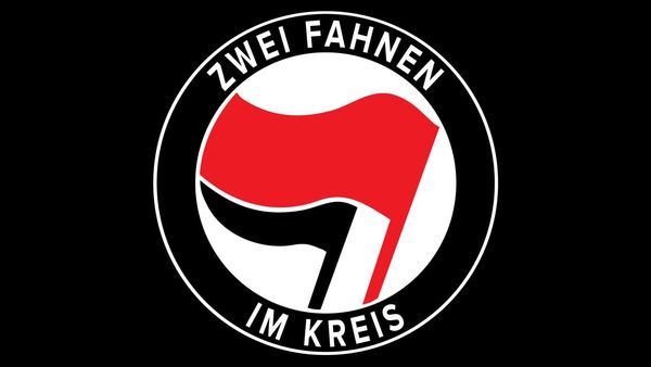 Video-Still · Zwei Fahnen im Kreis